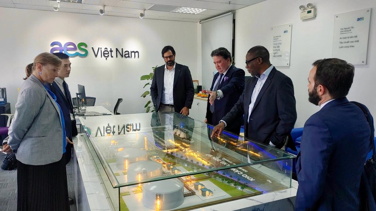 US Ambassador Visits AES Vietnam Office 02.JPG