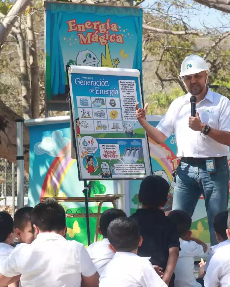 Man presenting information about engery to school children.